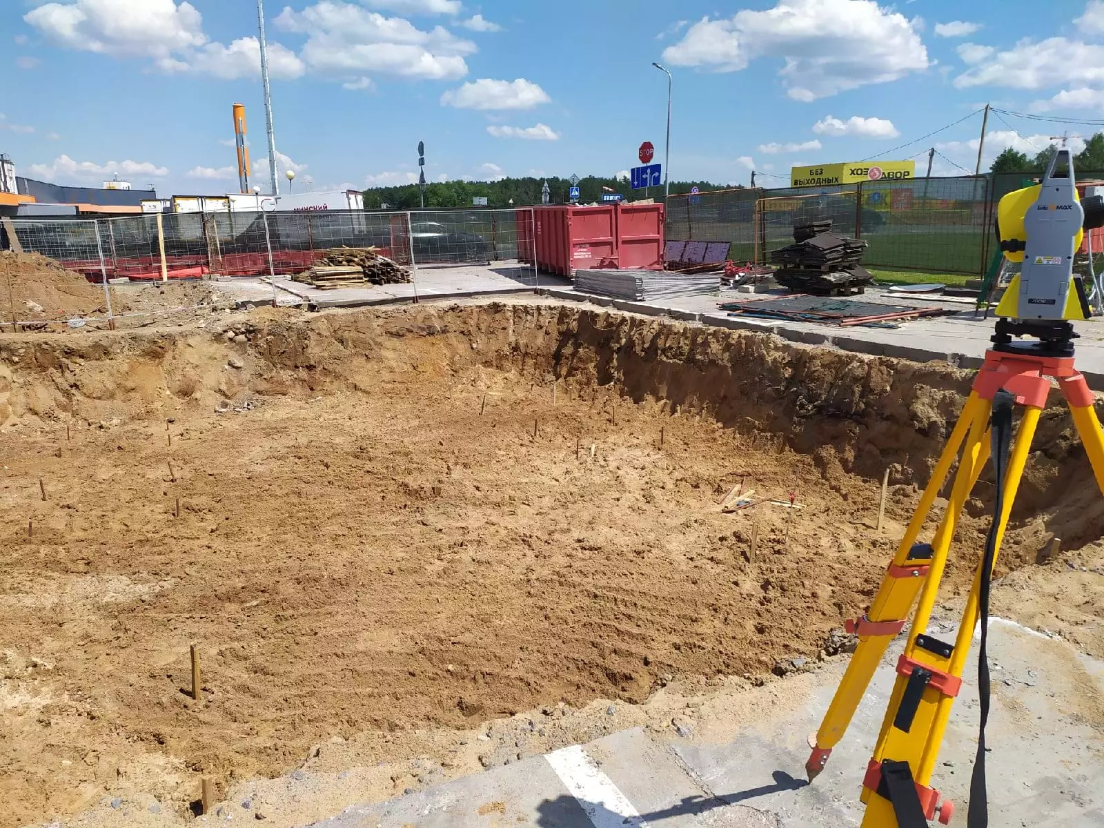 Реконструкция нежилого здания и комплекса моек самообслуживания с парковками 